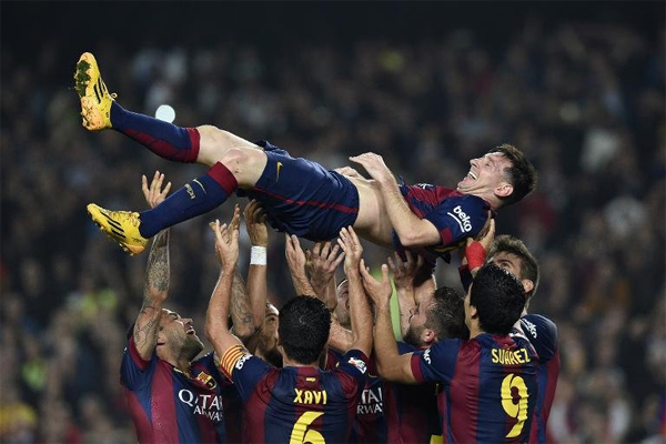 لاعبي برشلونة يحتفلون بميسي ويرفعونه للأعلى
