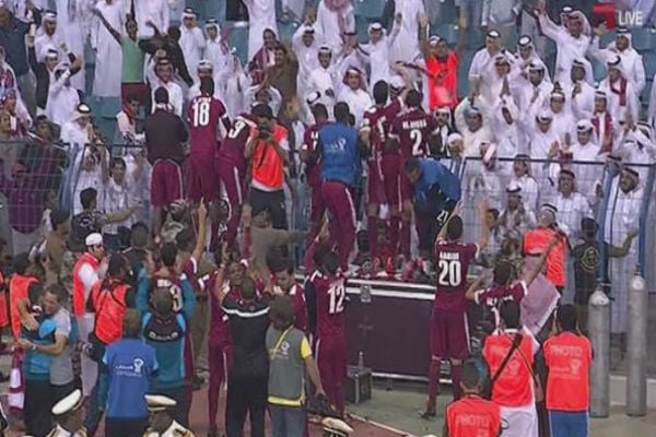 فرحة لاعبي قطر مع الجماهير بعد الفوز بخليجي 22