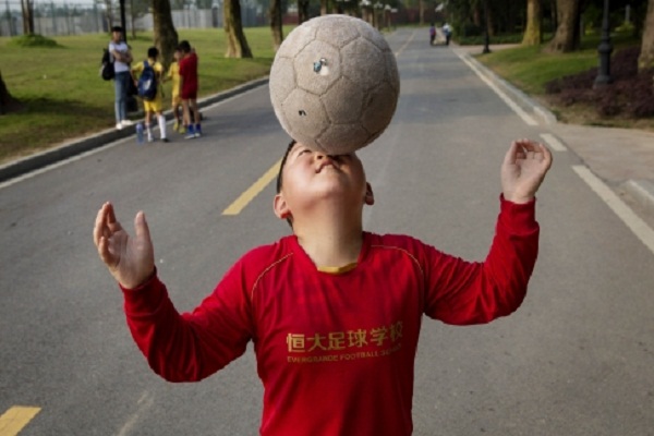 الصين تقرر تعليم كرة القدم في المدارس لكي تعزز مكانتها