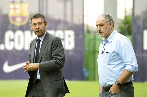 أندوني زوبيزاريتا المدير الرياضي لنادي برشلونة رفقة الرئيس جوسيب ماريا بارتوميو