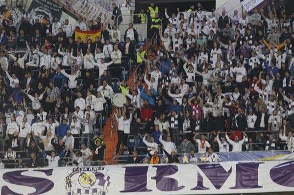 طرد 17 مشجعا مدريدياً من البرنابيو بتهمة إهانة ميسي وبرشلونة