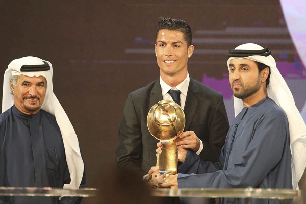 رونالدو لحظة تتويجه بجائزة أفضل لاعب في العالم لعام 2014 في حفل غلوب سوكر
