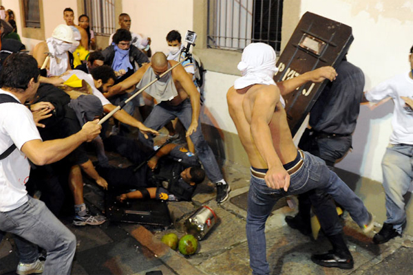 صدامات دامية بين الشرطة والمتظاهرين