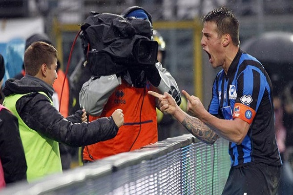 أتالانتا يهز عرش نابولي بثلاثية بيضاء 