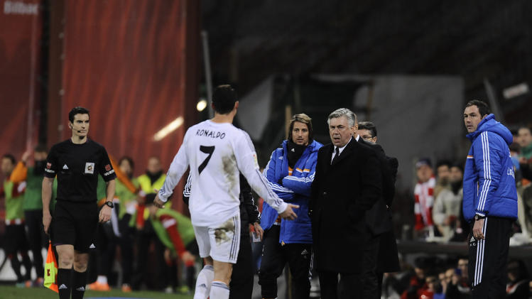 رونالدو معترضاً على قرار طرده في مباراة بلباو