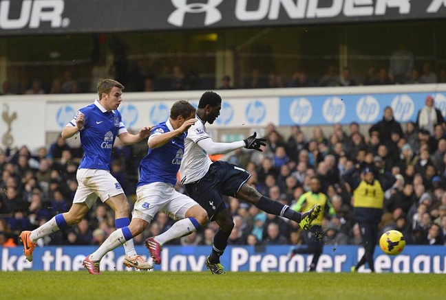 أديبايور يسجل هدف الفوز لتوتنهام على إيفرتون