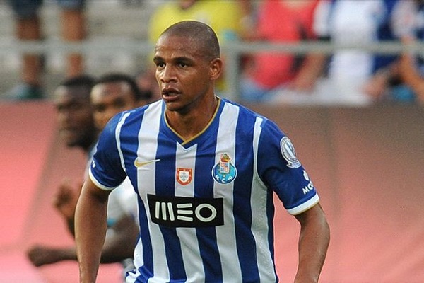 لاعب الوسط البرازيلي فرناندو