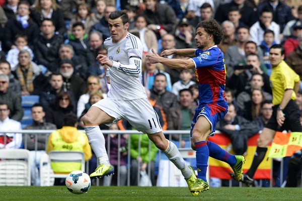 غاريث بيل يحاول المرور من مدافع إليتشي