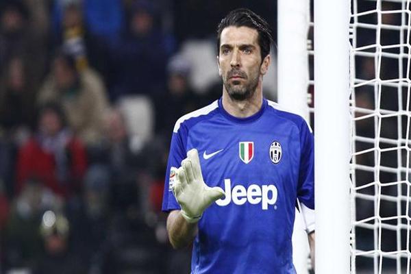 الحارس الإيطالي المخضرم جيانلويجي بوفون حارس مرمى يوفنتوس الإيطالي