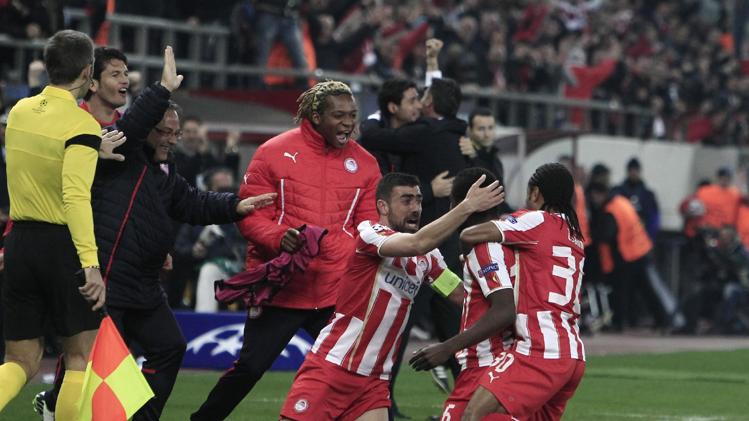 فرحة لاعبي أولمبياكوس بأحد أهداف اللقاء في شباك مانشستر يونايتد