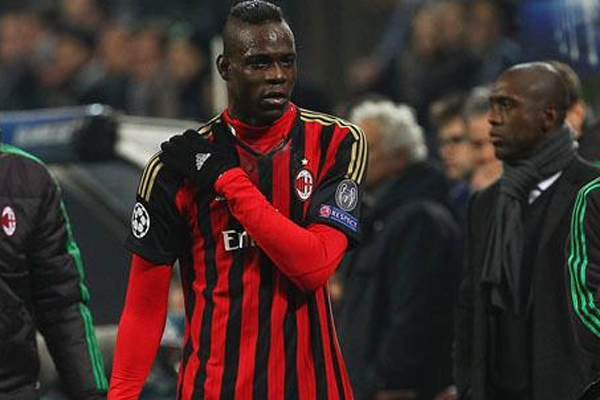 ماريو بالوتيلي يمسك بكتفه