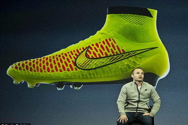 إينيستا يكشف النقاب عن حذاء جديد