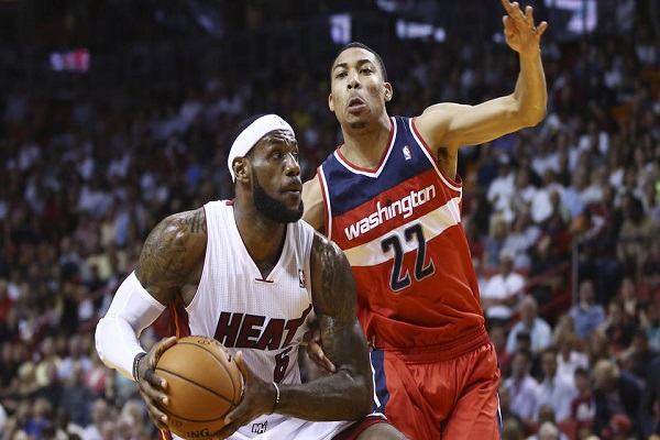 ليبرون جيمس يقود ميامي هيت نحو البلاي أوف