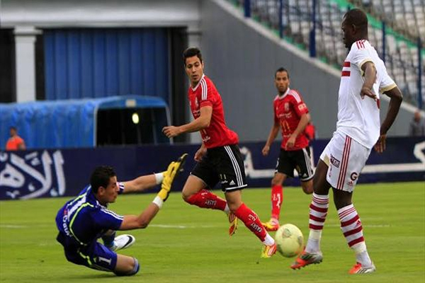 جانب من المباراة بين الفريقين