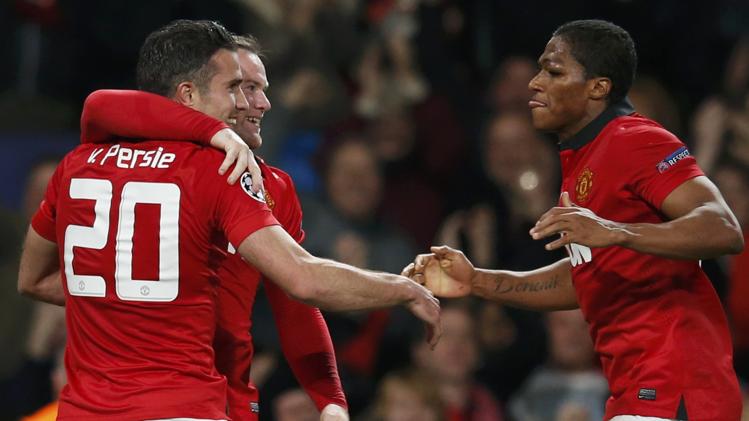 فرحة لاعبي اليونايتد بأحد أهداف فان بيرسي في أولمبياكوس اليوناني