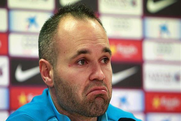 النجم الإسباني أندريس إنييستا نجم وسط برشلونة الإسباني