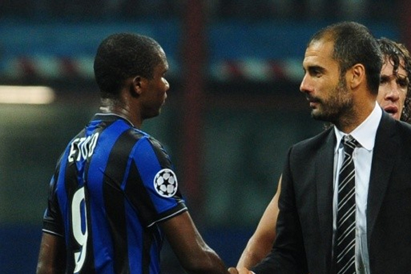 غوارديولا يصافح إيتو قبل لقاء البرسا مع الانتر عام 2010