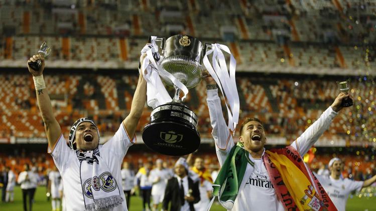 راموس وبيبي يحملان كأس إسبانيا في احتفالات ريال مدريد بالتتويج باللقب
