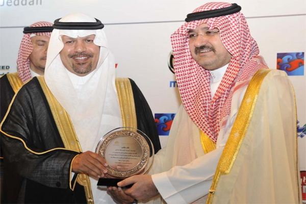 الأمير مشعل بن ماجد بن عبدالعزيز محافظ جدة يكرم عدد من الجهات الراعية للماراثون 