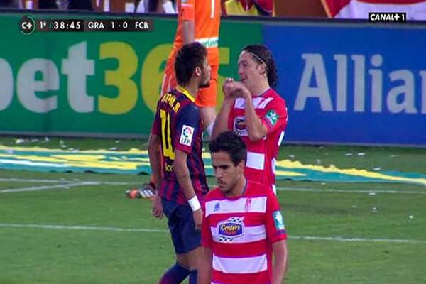 نيمار في احدى الكرات المشتركة مع إيتورا 