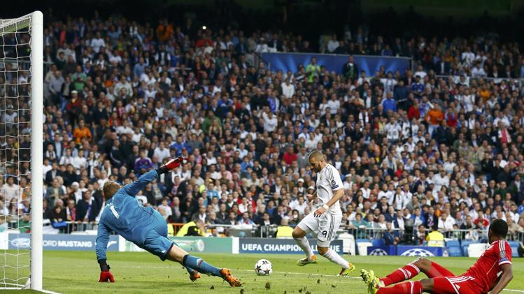 كريم بنزيما لحظة تسجيله هدف ريال مدريد في مرمى مانويل نوير