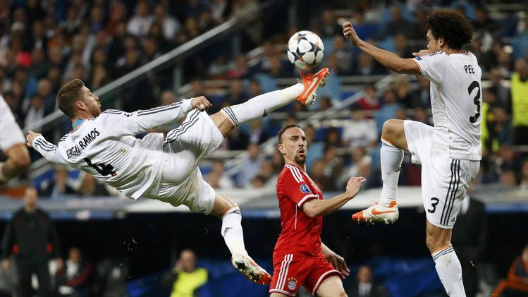 مدافعا ريال مدريد راموس وبيبي يحاولان إبعاد الكرة عن فرانك ريبيري