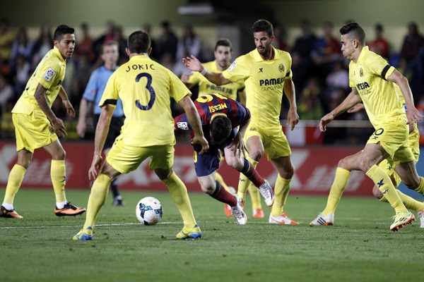 ميسي محاصر من لاعبي فياريال