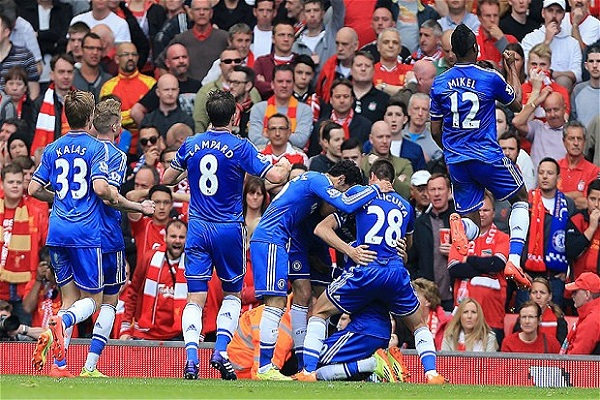 تشلسي يشعل الصراع في الامتار الاخيرة باسقاطه ليفربول في معقله