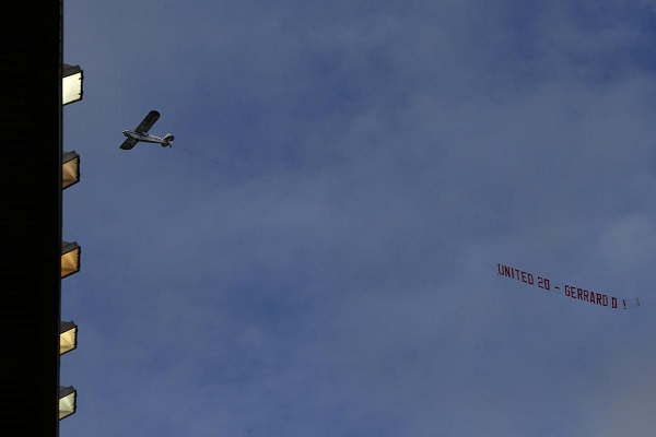 جماهير مانشستر يونايتد ترسل طائرة فوق ملعب 