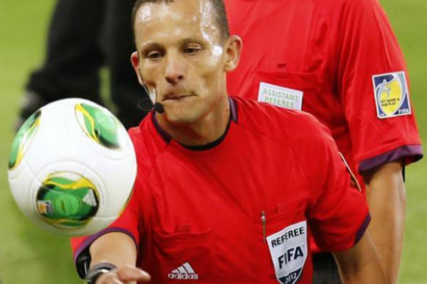 حيمودي أول جزائري ينال الصافرة الذهبية العربية