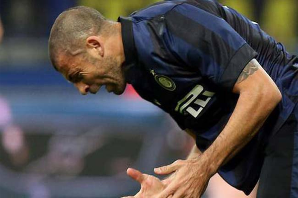 النجم الأرجنتيني والتر صامويل مدافع إنتر ميلان الإيطالي 