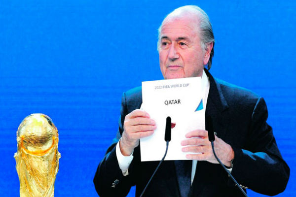 بلاتر يعلن عن قطر كدولة مستضيفة لمونديال 2022