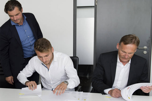  النجم الإيطالي تشيرو ايموبيلي لحظة توقيعه لعقد مع نادي دورتموند