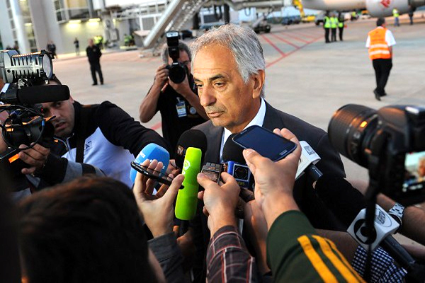 وحيد خاليلوزيتش، يتحدث للصحفيين عند وصول المنتخب الجزائري إلى البرا