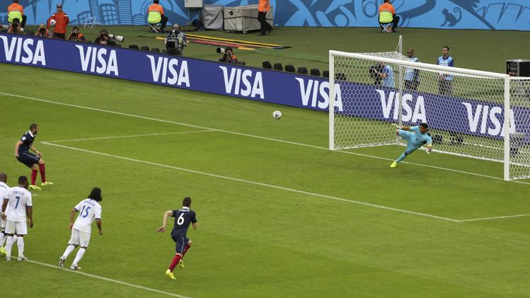 كريم بنزيما افتتح التسجيل لفرنسا من ركلة جزاء