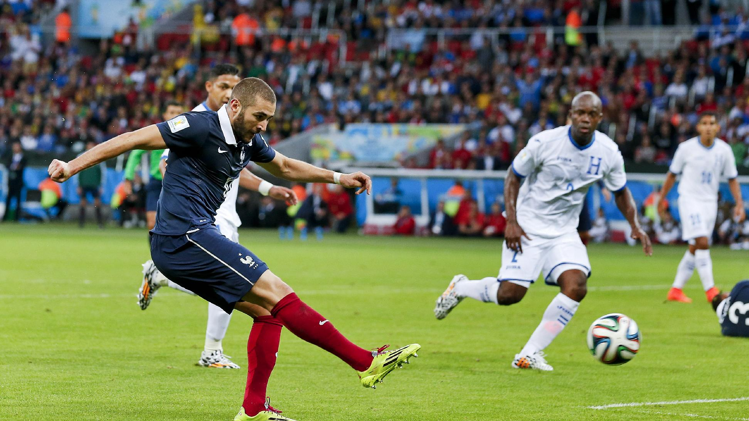 بنزيما في طريقه لتسجيل هدفه الثاني ليتصدر هدافي المونديال مع نيمار وفان بيرسي وروبن