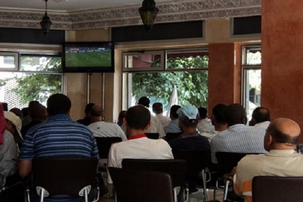 السوريون يتحدون الحرب والخوف من أجل متابعة المونديال