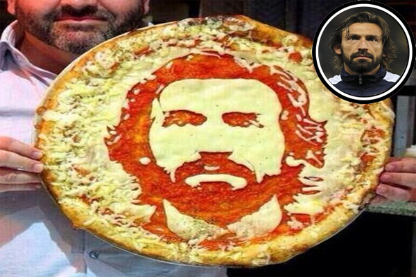 صورة البيتزا وقد رسم عليها وجه بيرلو بصلصة الطماطم والجبن المبشور