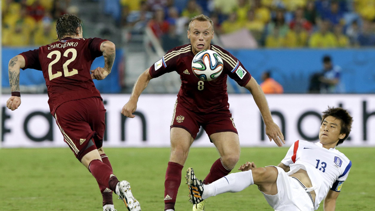 لاعب كوريا الجنوبية يحاول إعاقة خصمه الروسي