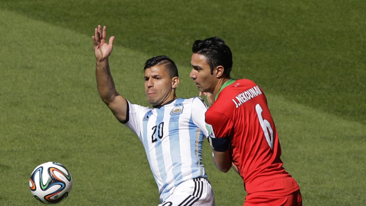 قائد إيران جواد نيكونام يجذب الأرجنتيني أغويرو من قميصه