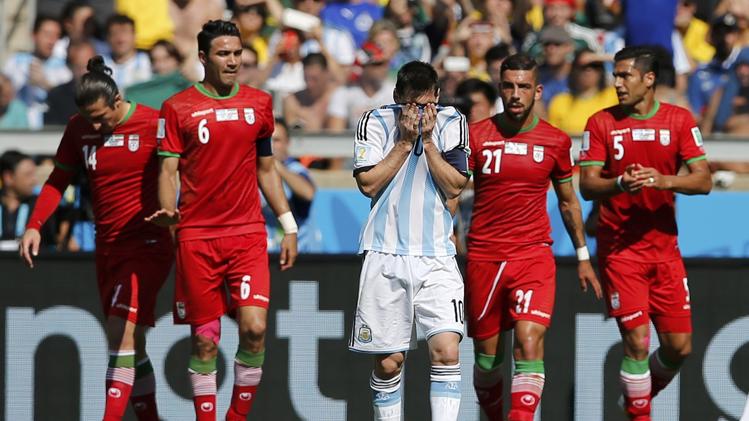 ميسي يتحسر على ضياع إحدى كراته على إيران