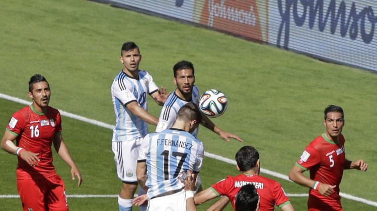 الأرجنتيني فيردريكو فيرنانديز يسدد كرة برأسه على المرمى الإيراني