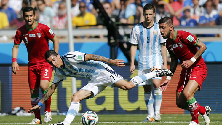 الأرجنتيني دي ماريا يحاول تجنب الوقوع أرضاً