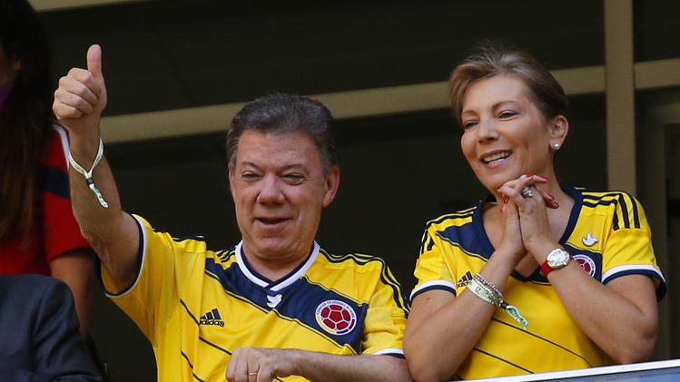 الرئيس الكولومبي خوان مانويل سانتوس وزوجته يحضران المباراة 