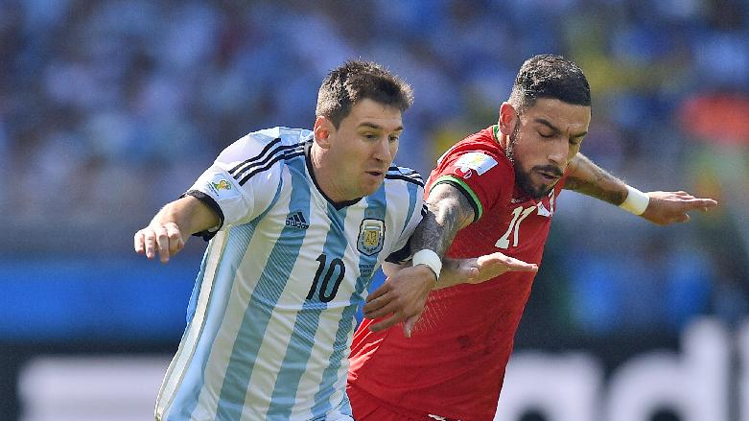 لاعب إيران يناطح النجم الأرجنتيني ليونيل ميسي