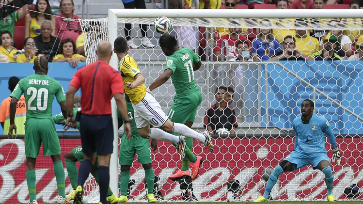 جيمس رودريغيز يسجل هدف التقدم لكولومبيا في الشباك الإيفوارية