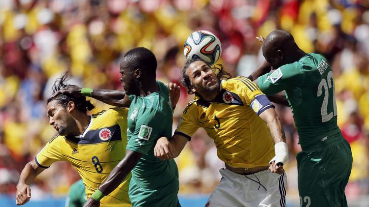 صراعات هوائية قوية بين لاعبي ساحل العاج وكولومبيا