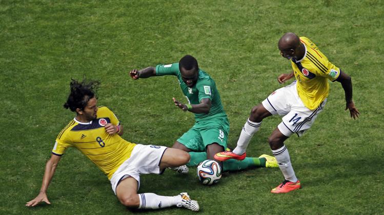 لاعب ساحل العاج محاصر بين لاعبين من منتخب كولومبيا