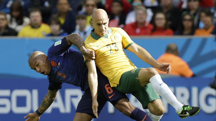 التحامات قوية بين لاعبي هولندا واستراليا