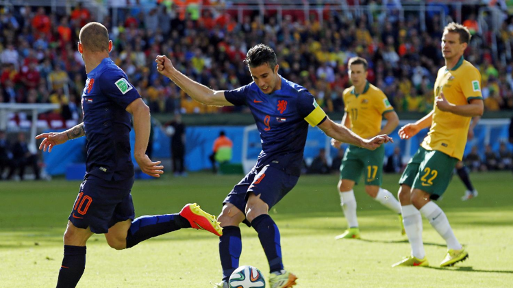 لحظة تسديد فان بيرسي هدف التعادل الثاني مع استراليا